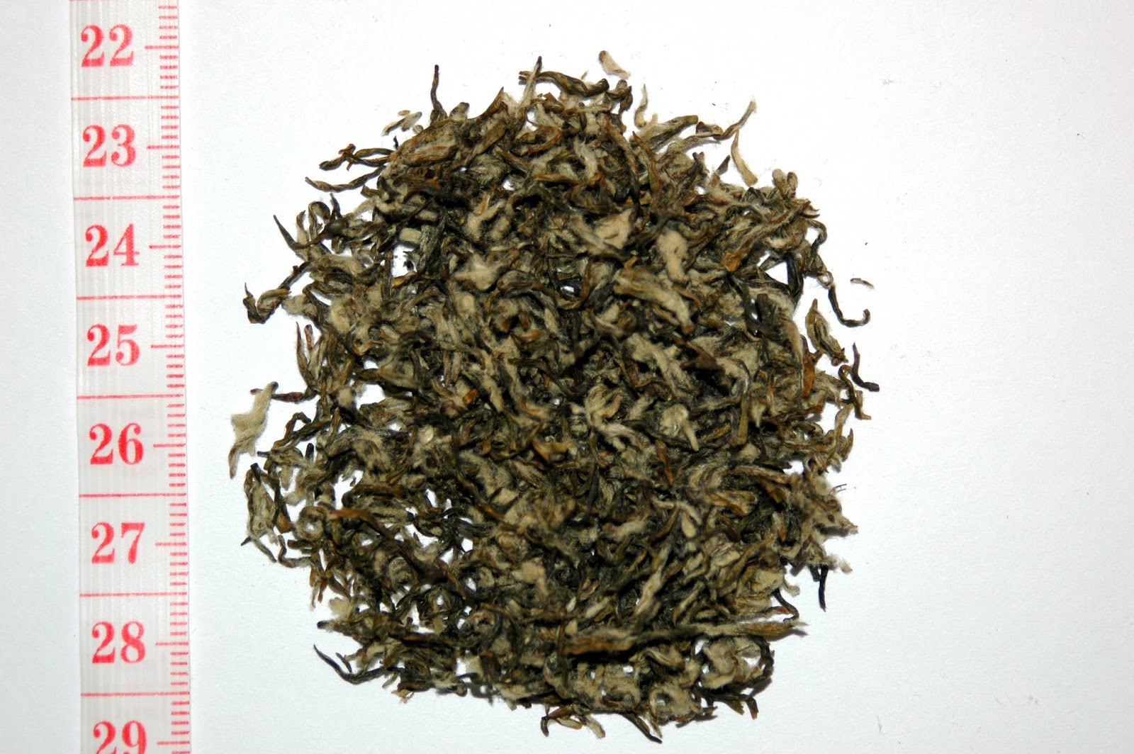 Чай китайский дракон. Зеленый чай "Билочунь". Билочунь чай. Китайский чай с плесенью. Bi Luo Chun.