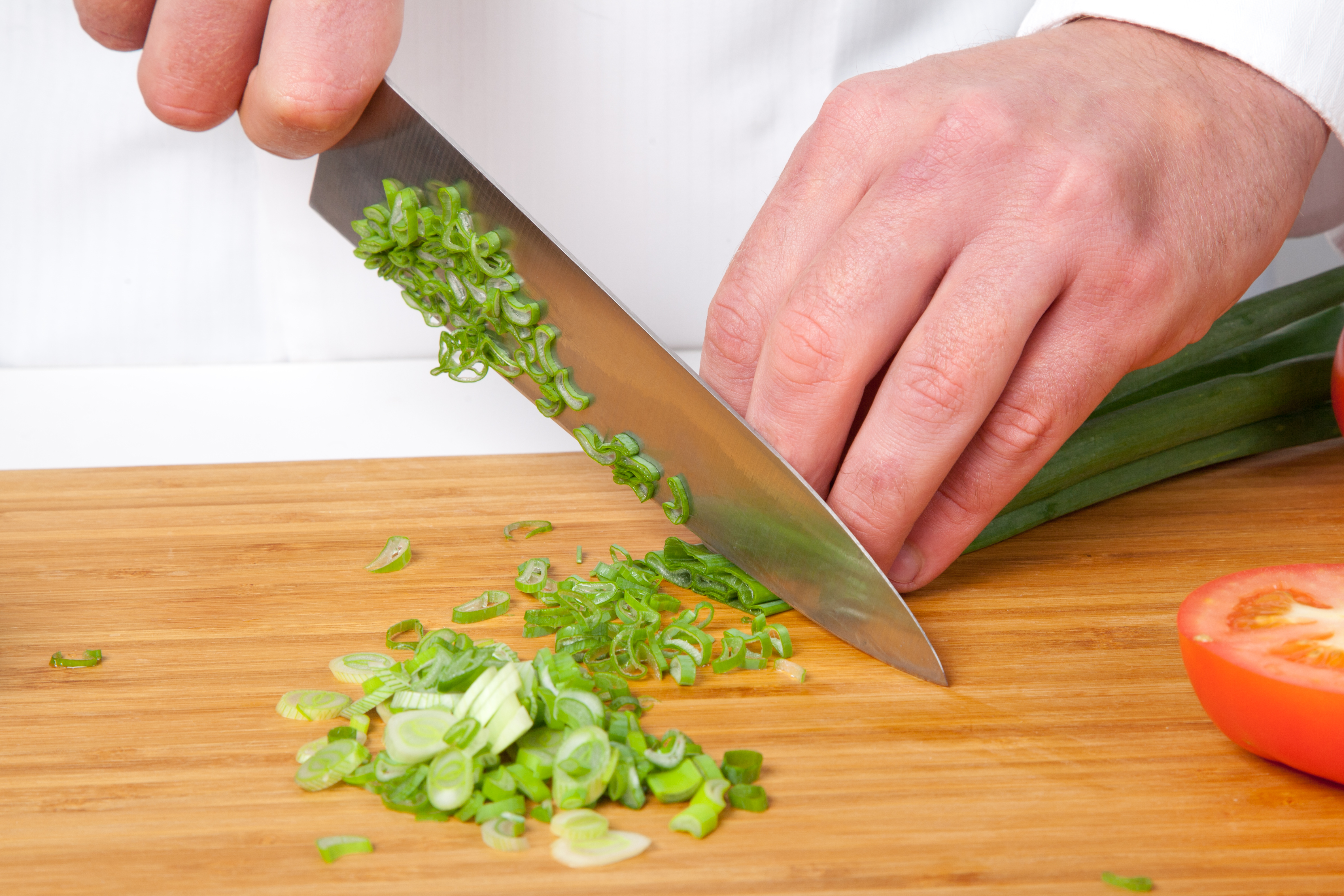 Нож режет овощи. Нож для нарезки продуктов. Кухонный нож для зелени. Нож для нарезки овощей. Нож кухонный овощной.