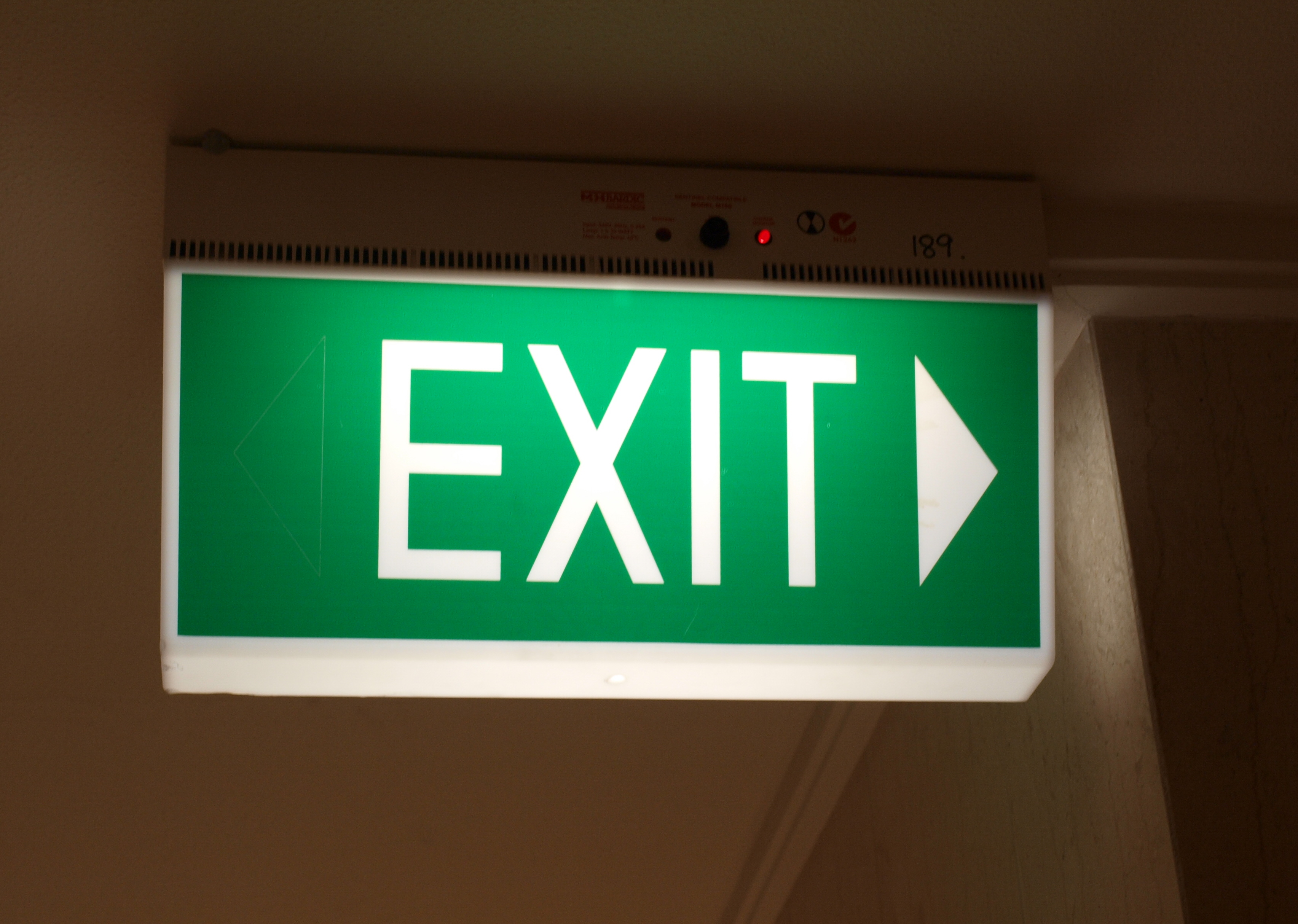 Вывеска выход. Вывеска exit. Табличка "выход". Знак «exit». Табличка ехит.