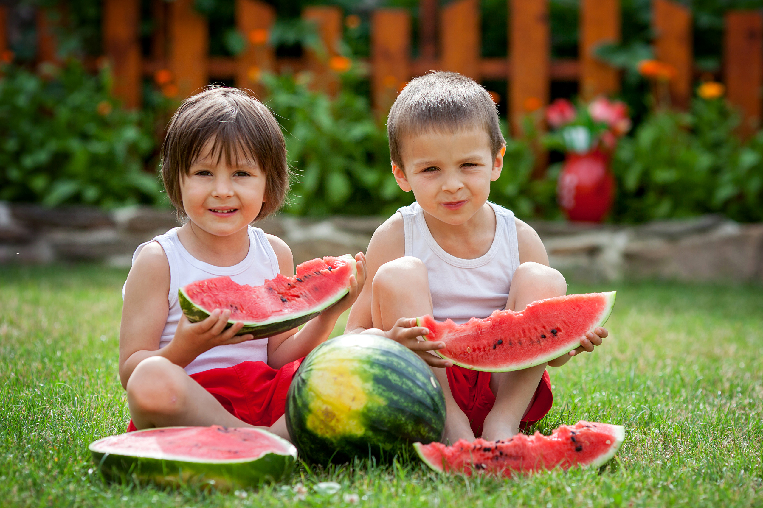 吃水果的儿童素材-吃水果的儿童图片素材下载-觅知网