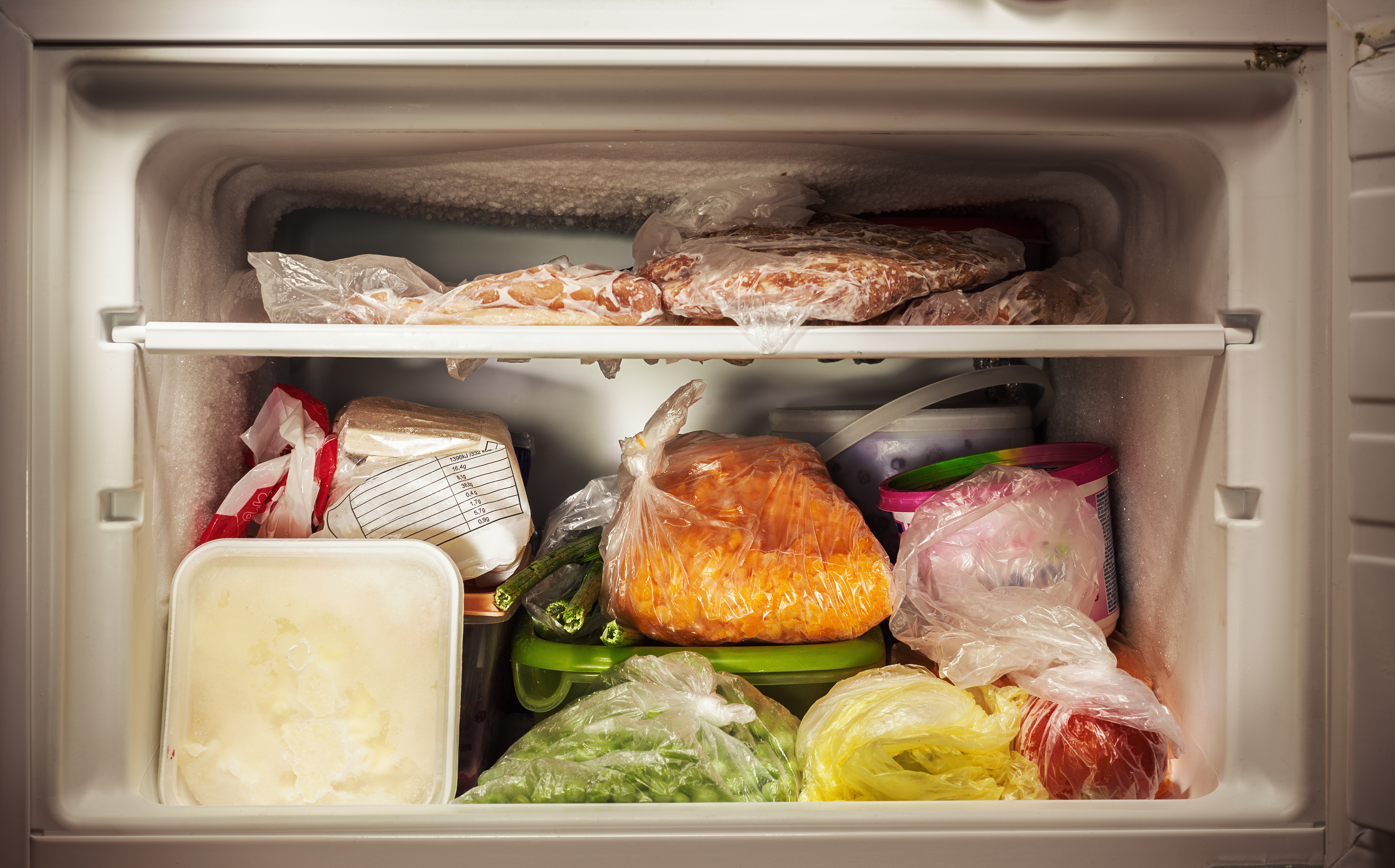 Можно ли ставить суп в холодильник. Продукты в морозилке. Морозильник с продуктами. Хранение продуктов. Морозильная камера с продуктами.