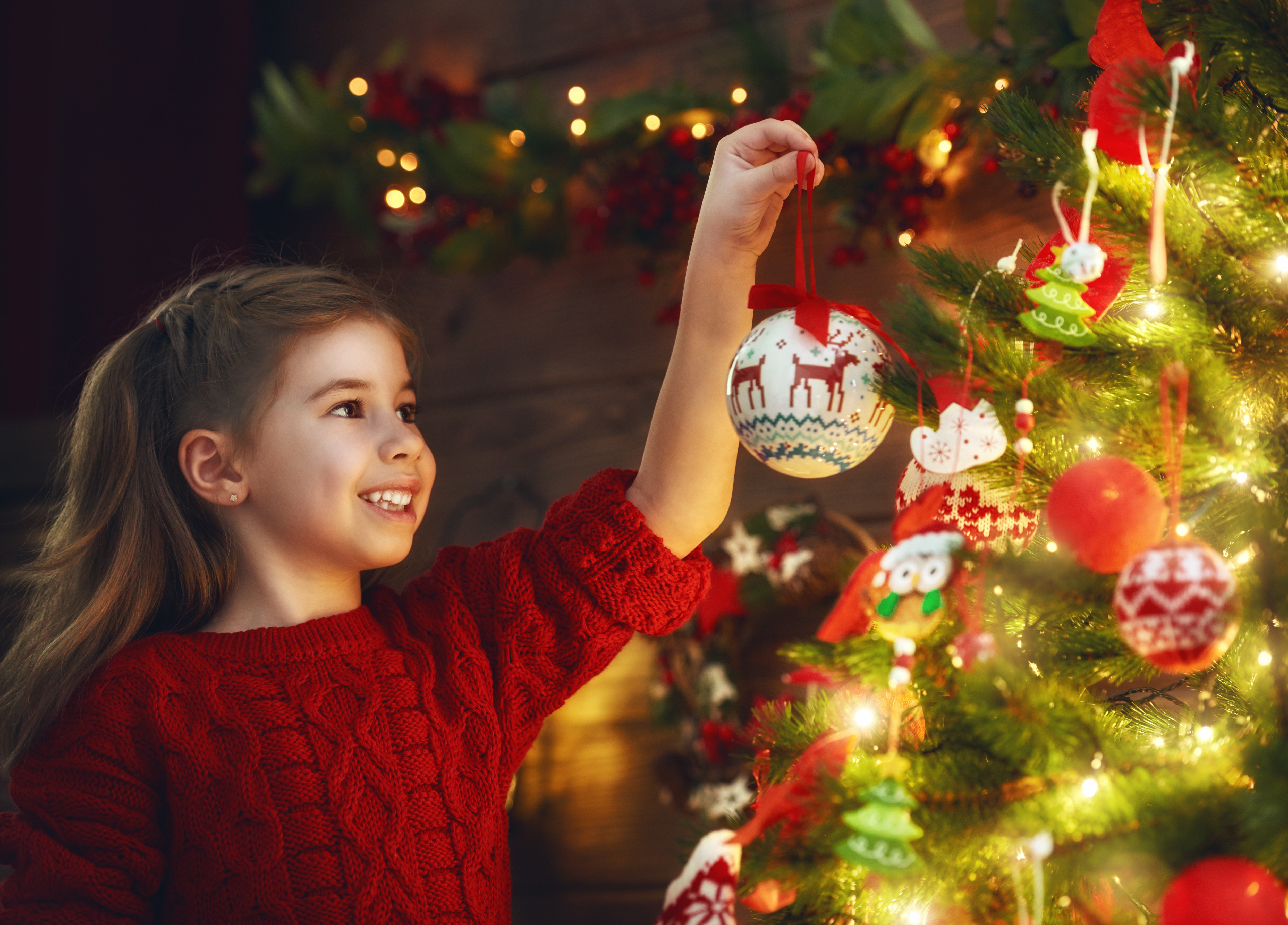 My new year holiday. Ребенок вешает игрушку на елку. Дети наряжают елку. Дети украшают елку. Елка для детей.