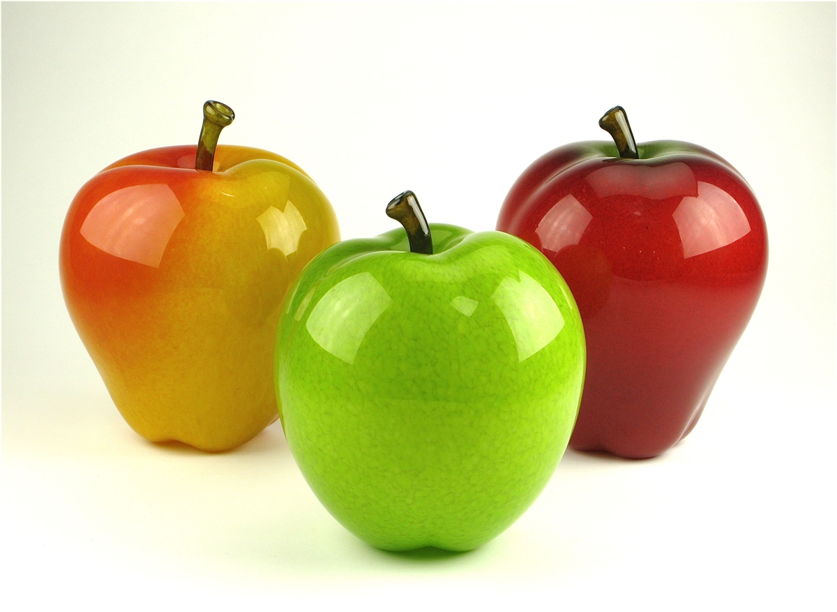 Apple three. 3 Яблока. Стеклянное яблоко. Яблоки 3 цвета. Яблоко на столе.
