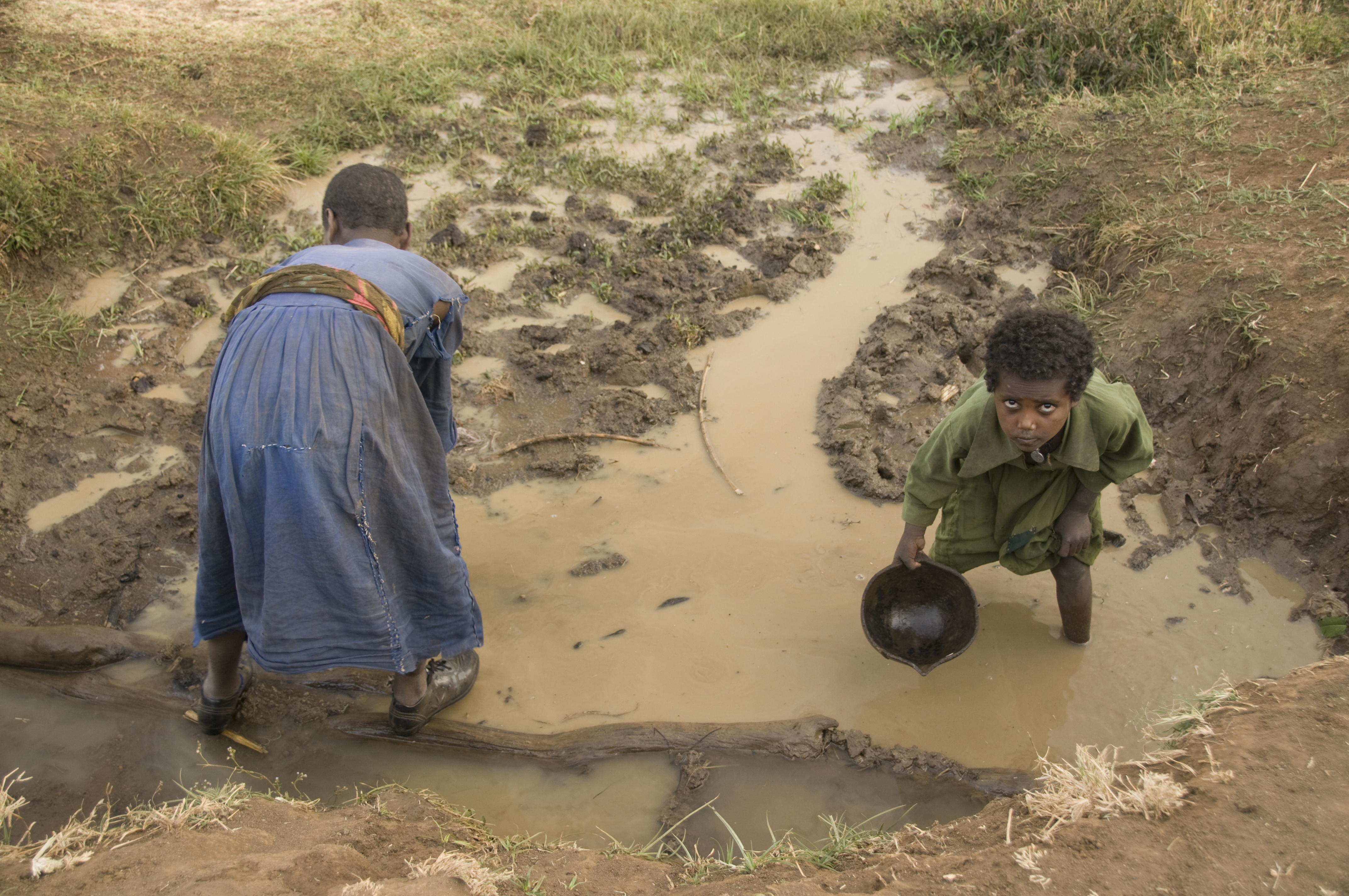 Вода про африку. Африканские дети грязная вода.