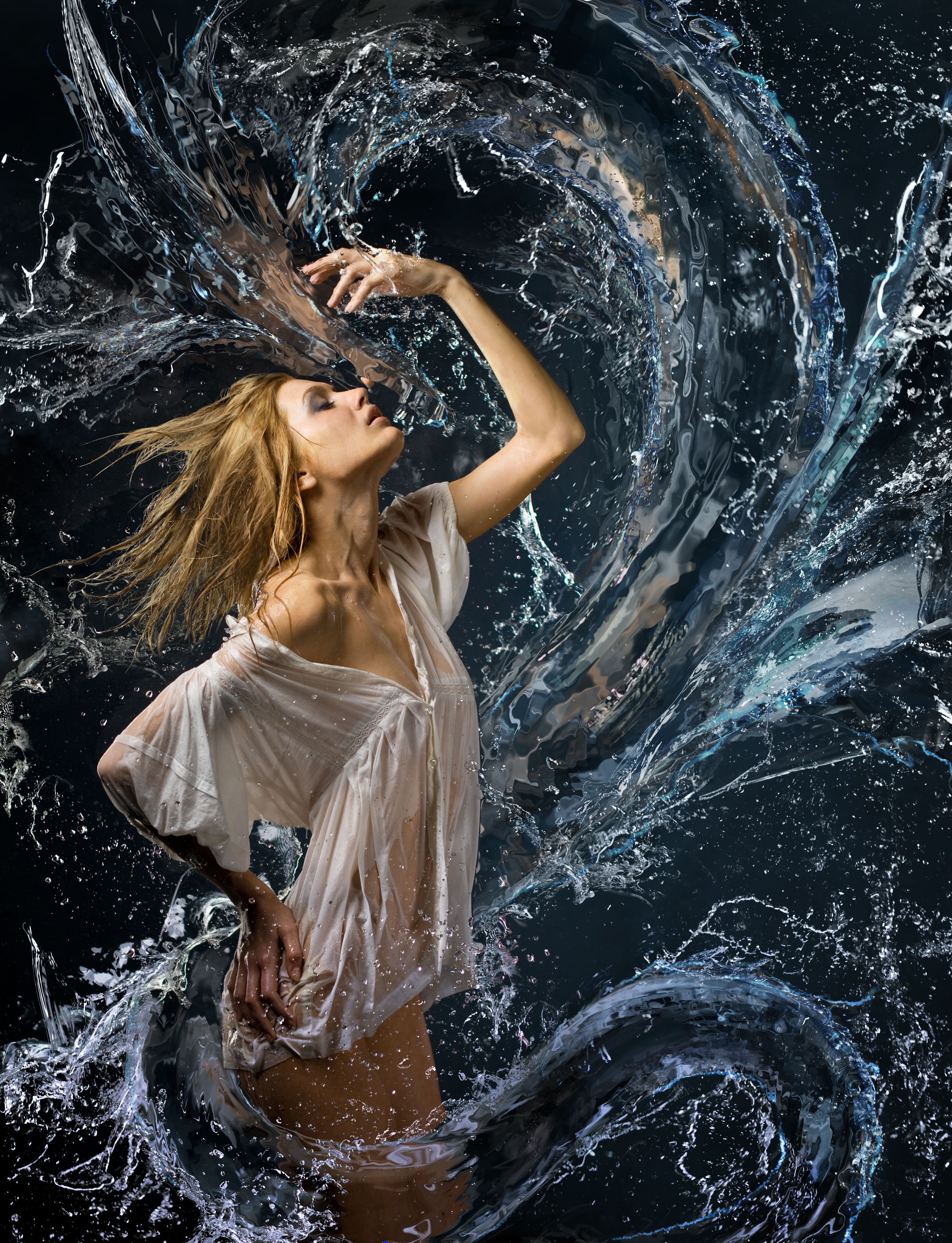 Танец воды музыка. Девушка в брызгах воды. Женщина вода. Девушка в воде. Платье из воды.
