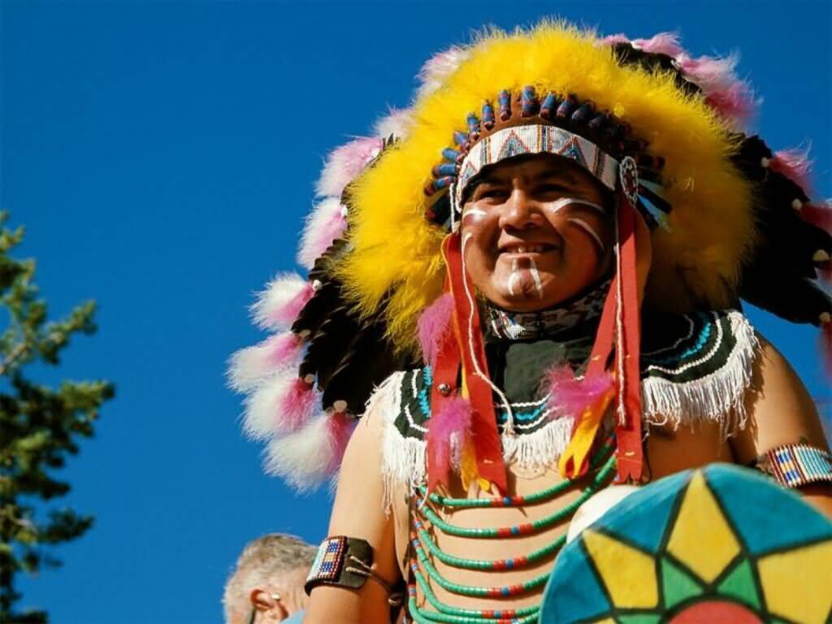 Племени солнца. Индейцы Северной Америки. Краснокожие индейцы. Индеец улыбается. Индиец улыбается.