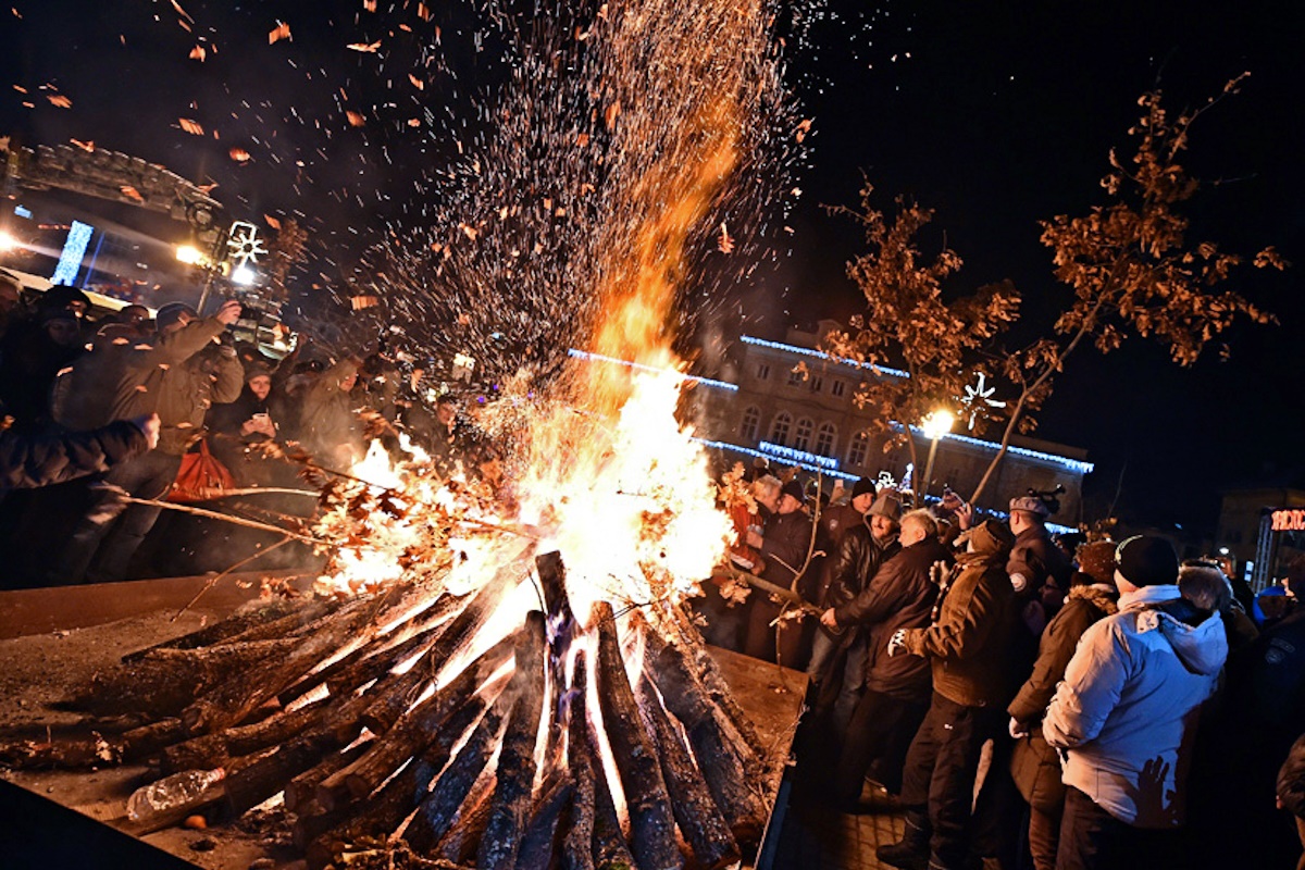Сжигание веток. Традиция «сжигания куста» (Burning of Bush),. Сжигание снопа. Сжигание снопа Рождество. Праздники в Сербии.
