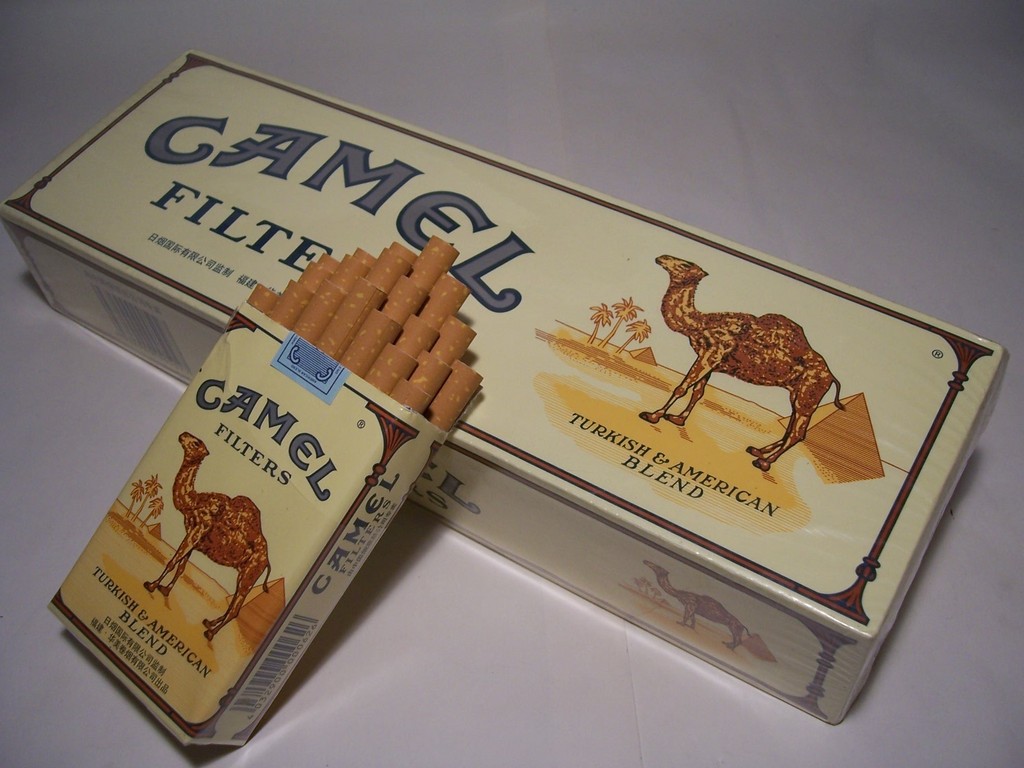 Сигареты кемал. Camel 1913 пачка сигарет. Сигареты кэмел. Пачка кэмел 90. Верблюд на пачке сигарет «кэмел»..