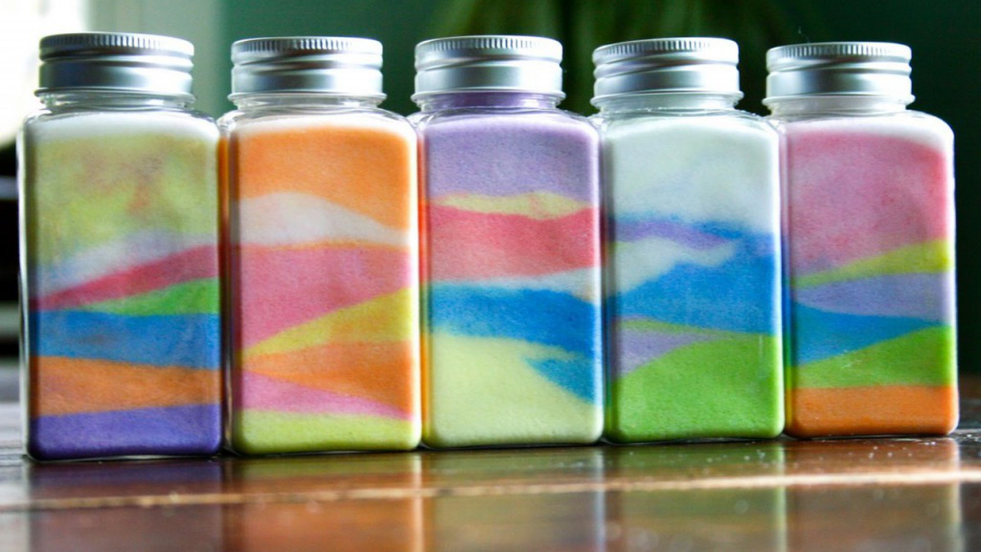 Что делают цветные. Баночки с цветным песком. Баночки с разноцветным песком. Баночки с цветной солью. Бутылочки с разноцветным песком.