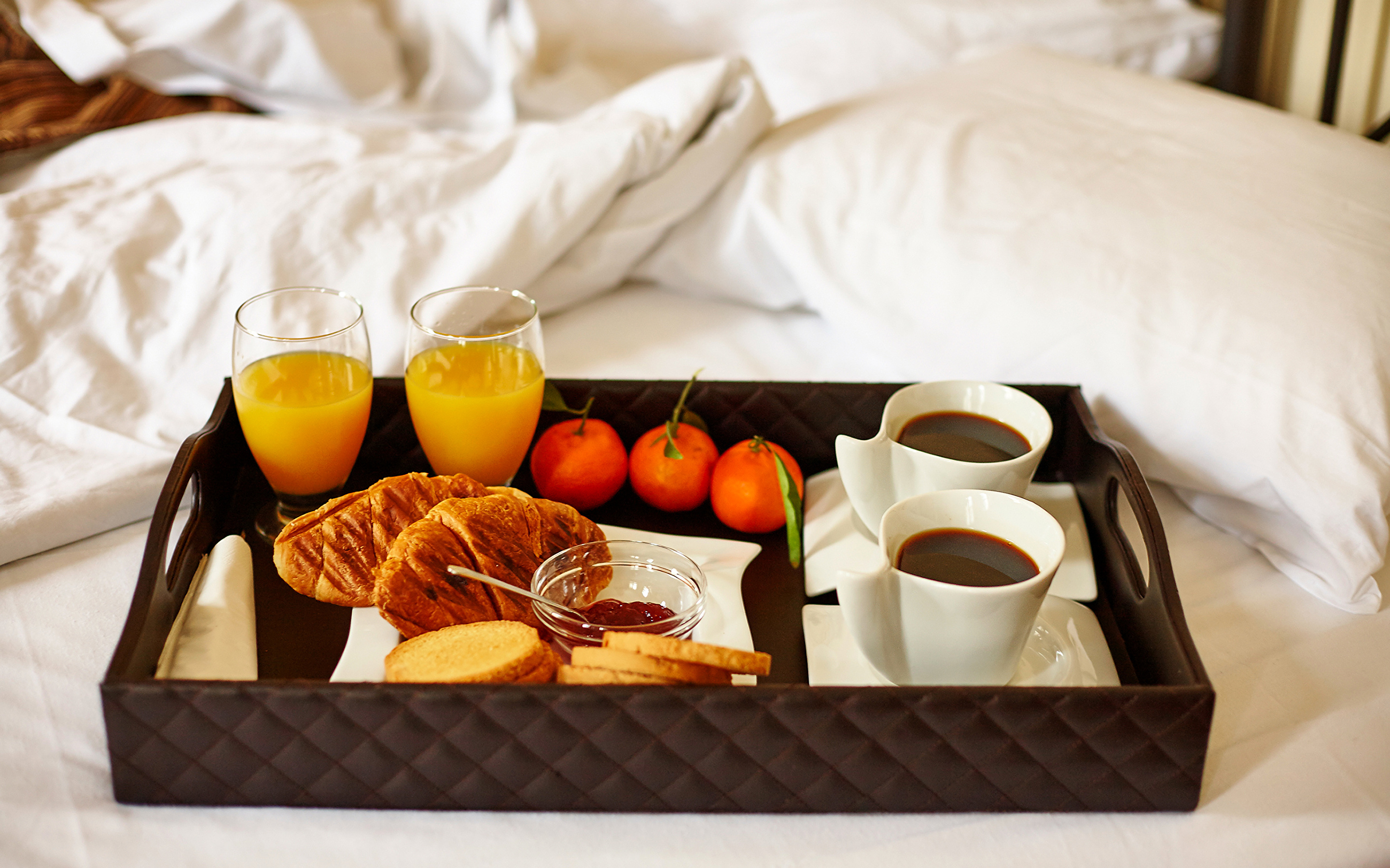 Принести завтрак в постель. Завтрак в постель. Кофе в постель. Романтический завтрак в постель. Завтрак с кофе.