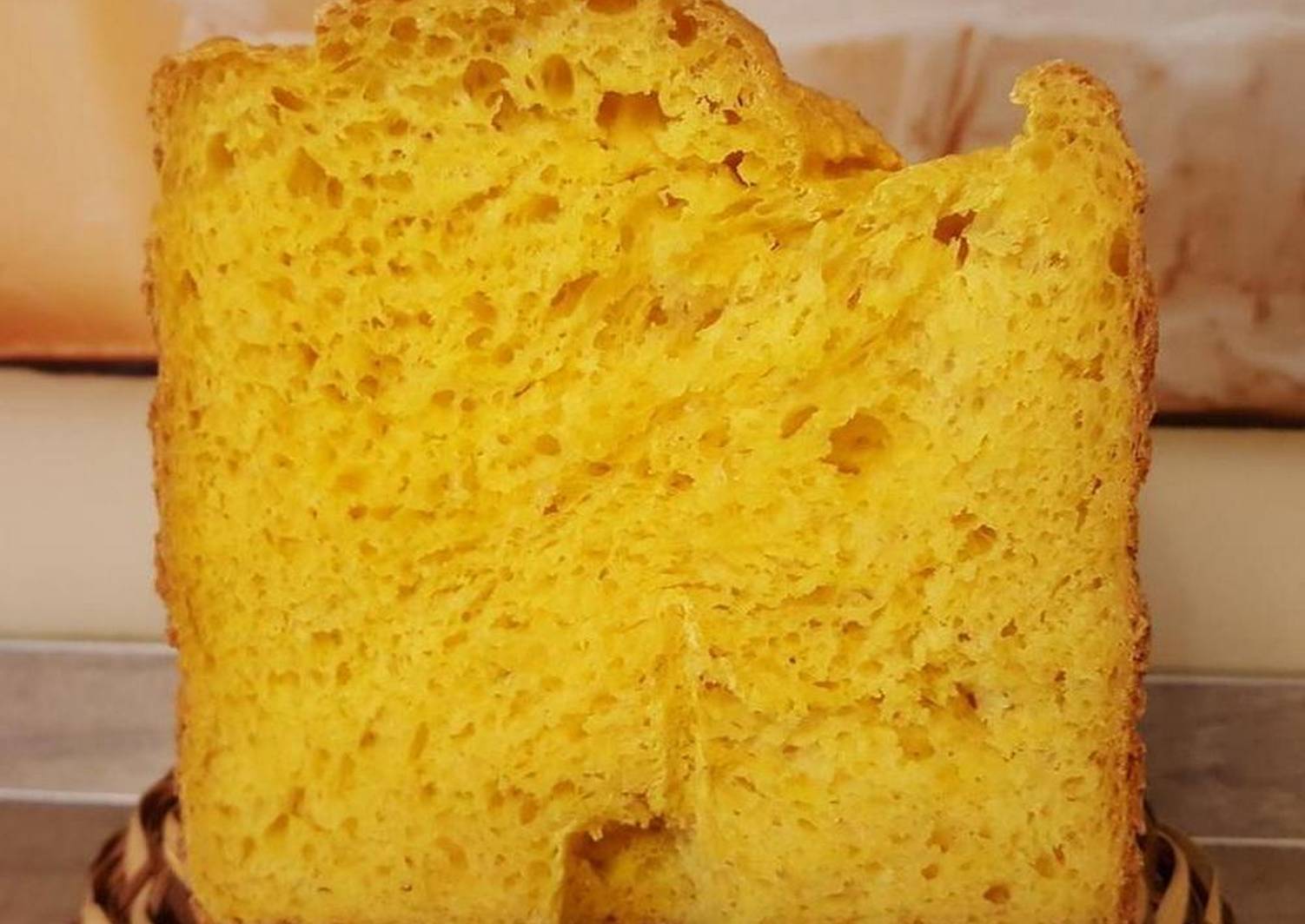 Кукурузная мука хлебопечка рецепты. Тыквенный хлеб. Желтый хлеб. Тыквенный хлеб в хлебопечке. Хлеб с тыквой в хлебопечке.