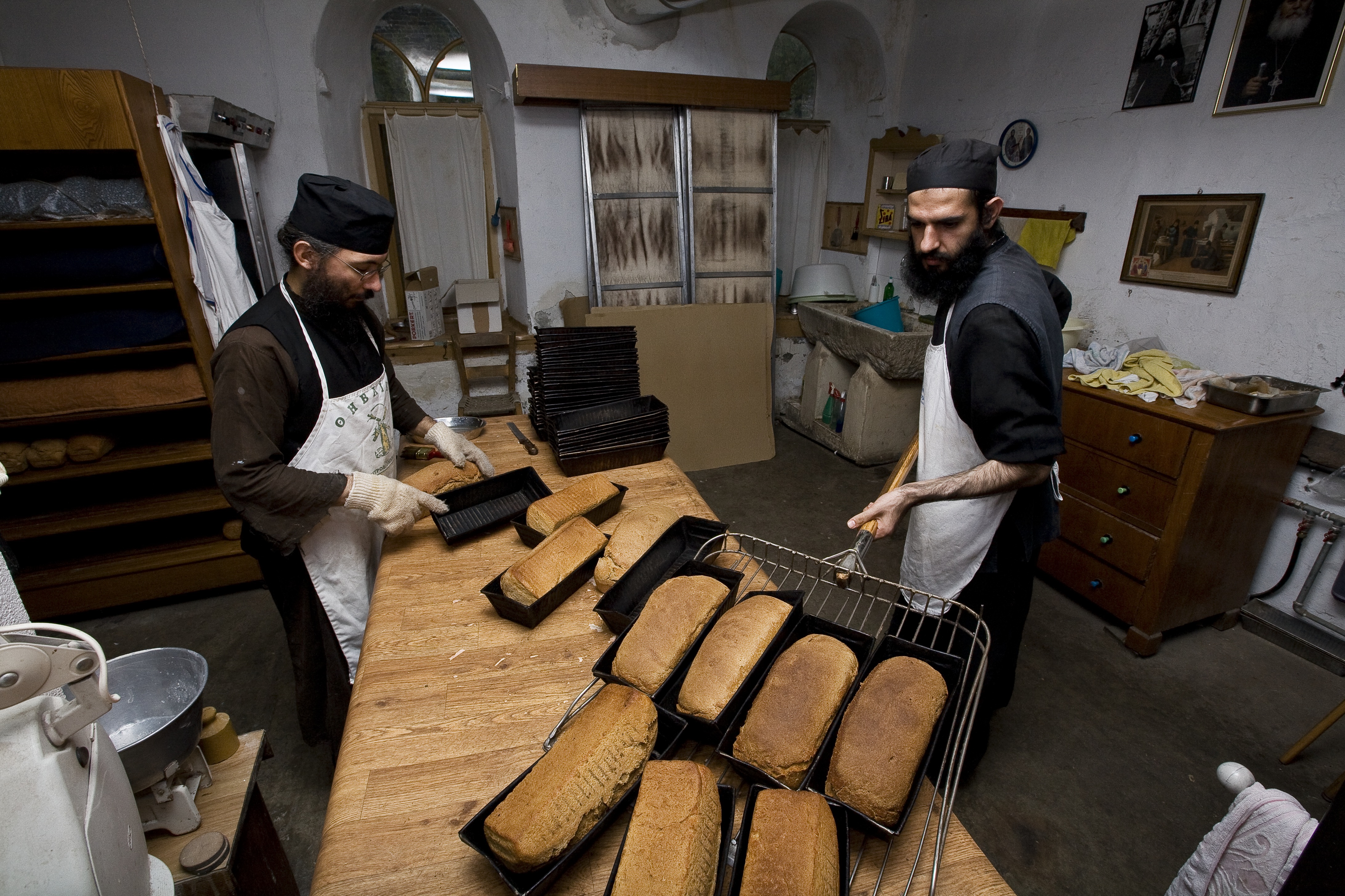 Монахи Афон пекут хлеб