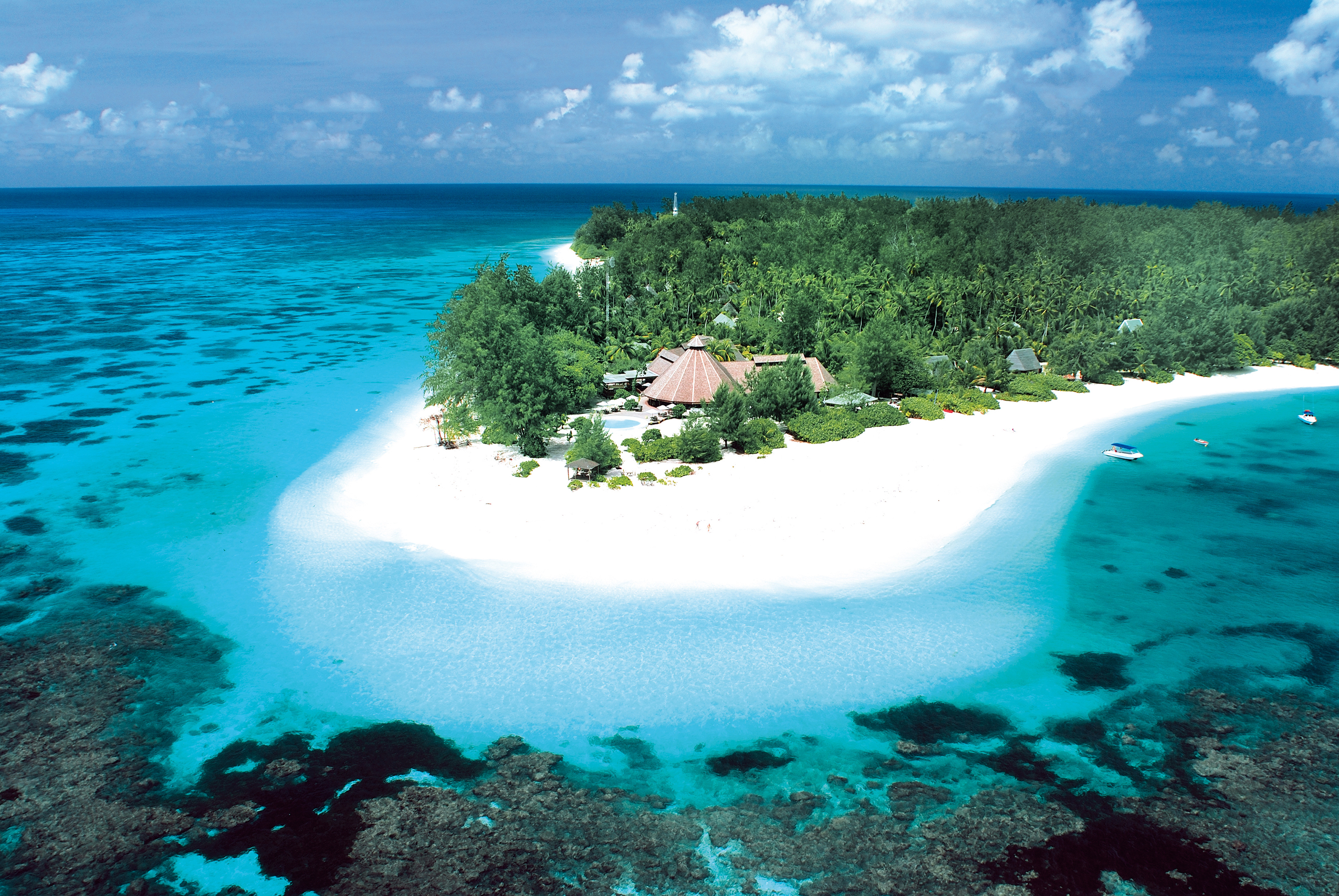 Selected island. Остров Альдабра Сейшелы. Остров Тодо на Мальдивах. Остров Укулхас Мальдивы. Коралловые острова Сейшелы.